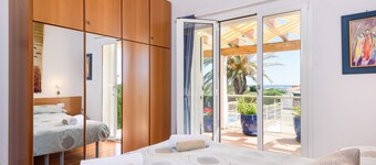 IDEAL LARGE FAMILIES, facing the sea and a few meters from the beach of Binibeca