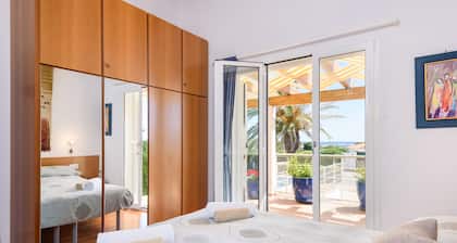 IDEAL LARGE FAMILIES, facing the sea and a few meters from the beach of Binibeca