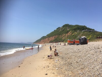 DAISY COTTAGE in peaceful rural location