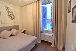 2 bedrooms, iron/ironing board, free WiFi, bed sheets - Heart of the Croisette, Unit D (Cannes)