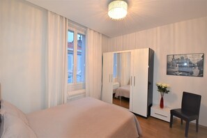 2 bedrooms, iron/ironing board, free WiFi, bed sheets - Heart of the Croisette, Unit D (Cannes)