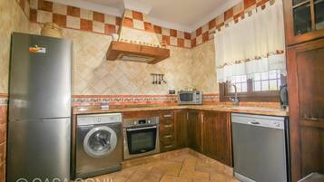 Kühlschrank, Mikrowelle, Ofen, Geschirrspüler