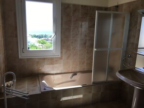 Badewanne, Haartrockner, Bidet, HandtĂŒcher