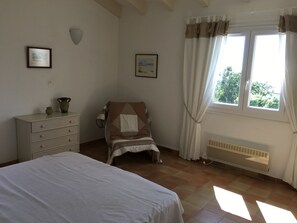 5 bedrooms, iron/ironing board, WiFi, bed sheets