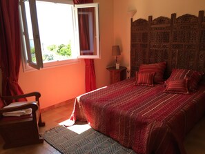 5 habitaciones, tabla de planchar con plancha, wifi y ropa de cama 