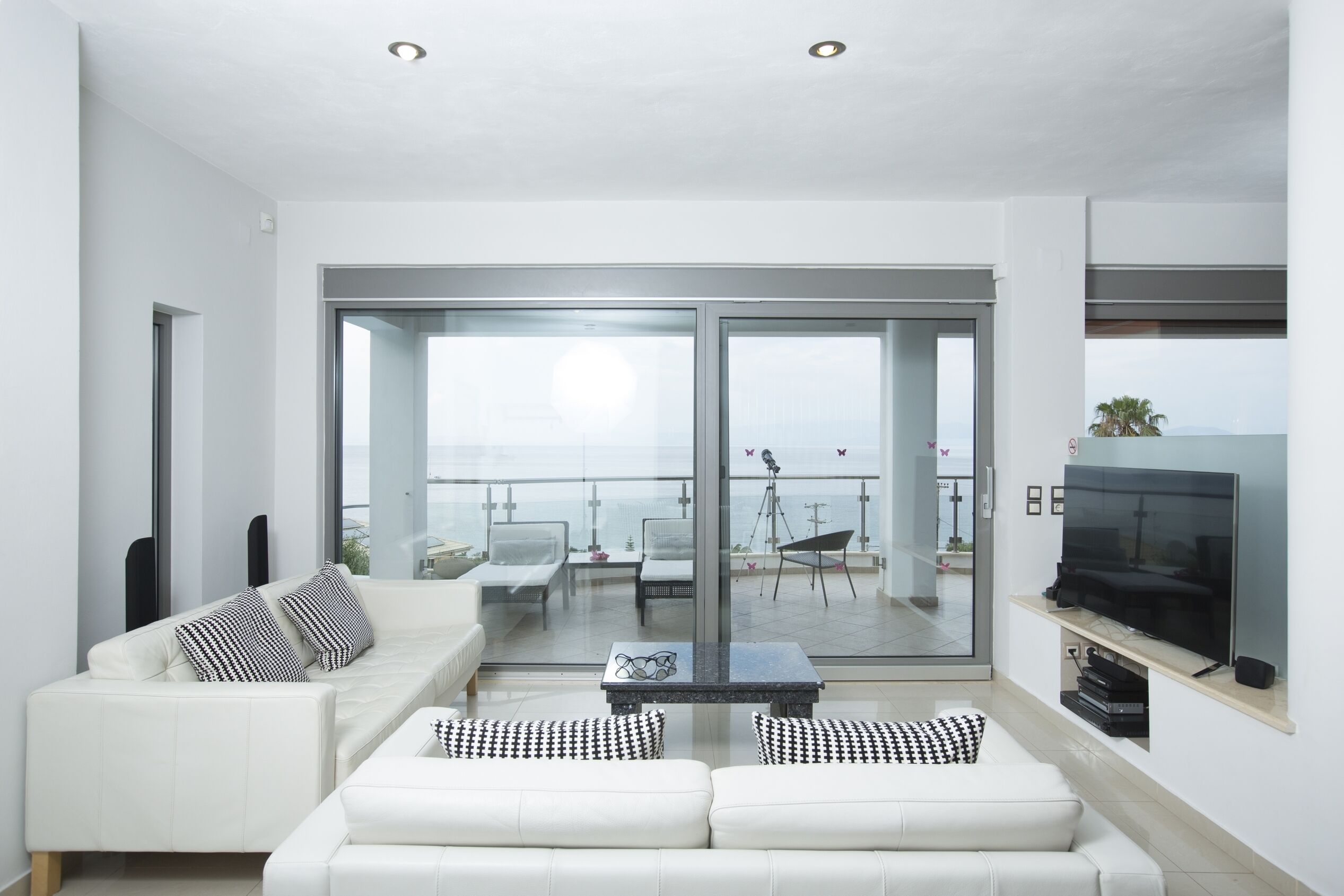 TV connectée, cheminée, lecteur de DVD, table de tennis de table