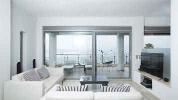 Smart TV, fireplace, DVD player, table tennis