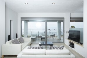 Smart-TV, peis, DVD-spiller og bordtennis