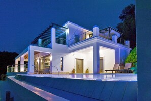 Exterior - Ionian Pearl villa in Corfu. Private pool - Jacuzzi - Sauna - Cinema, 4 bedrooms (Corfu)