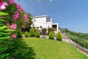 Property grounds - Ionian Pearl villa in Corfu. Private pool - Jacuzzi - Sauna - Cinema, 4 bedrooms (Corfu)