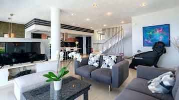 Smart TV, caminetto, lettore DVD, tavolo da ping pong