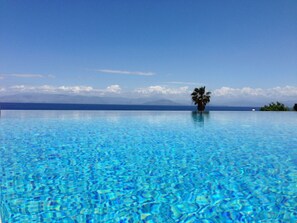 Outdoor pool - Ionian Pearl villa in Corfu. Private pool - Jacuzzi - Sauna - Cinema, 4 bedrooms (Corfu)