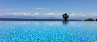 Ionian Pearl villa in Corfu. Private pool - Jacuzzi - Sauna - Cinema, 4 bedrooms