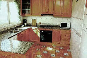 Een koelkast, een magnetron, een oven, een vaatwasser