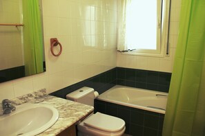 Bathtub, towels