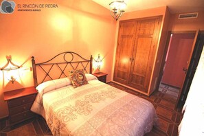 4 bedrooms, iron/ironing board, Internet, bed sheets