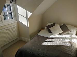 1 chambre, bureau, fer et planche Ă repasser, lit parapluie