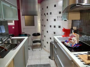 Fridge, oven, stovetop, electric kettle