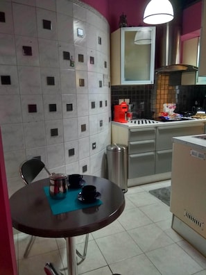 Fridge, oven, stovetop, electric kettle