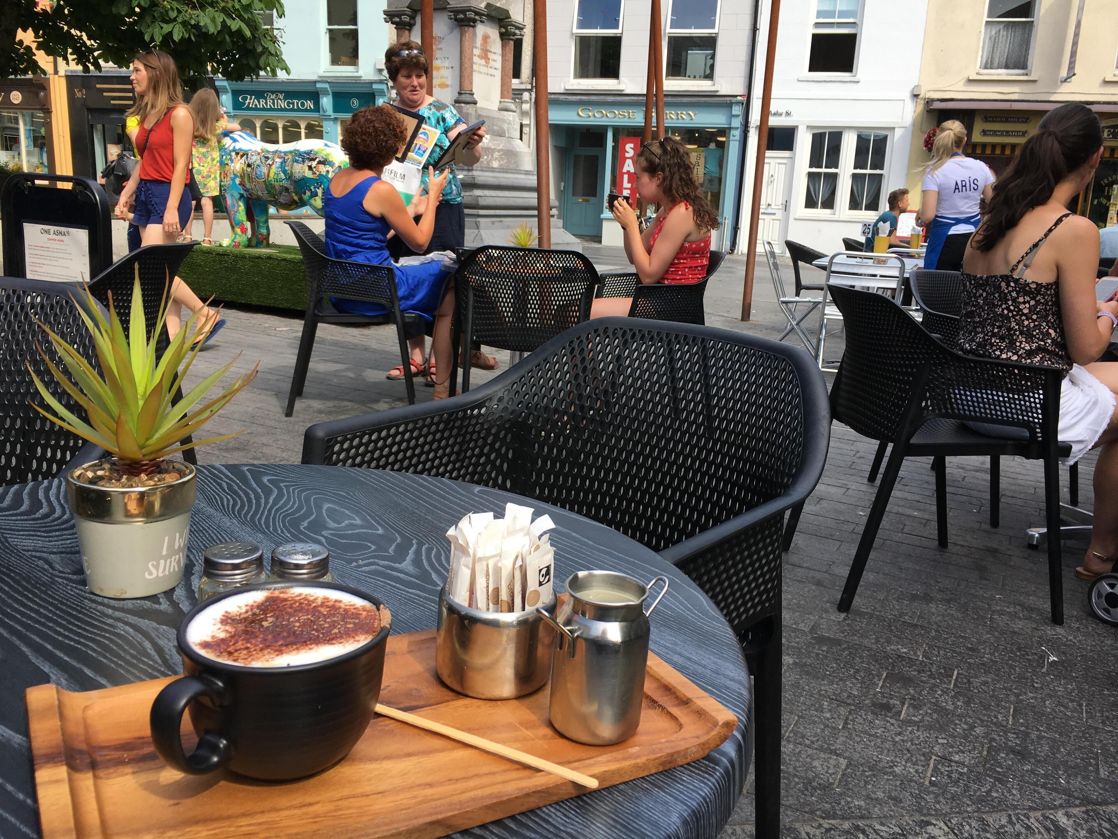 feiner Cappuccino auf der Piazza in Clonakilty