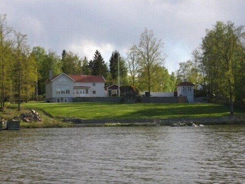 Large summer house directly by the Hjälmaren Sea