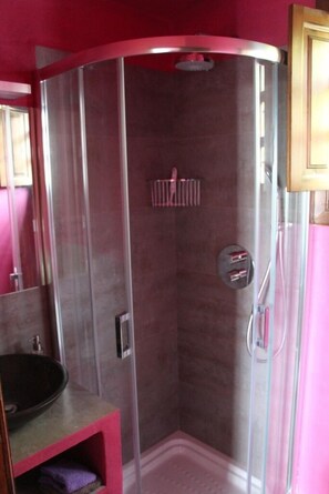 Douche, sèche-cheveux, serviettes fournies, papier toilette