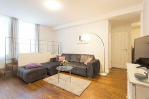 TV, DVD player, video library, stereo - Hanseatic Suite I - hidden on the Alter Strom - family-friendly, modern (Warnemünde)