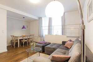 TV, DVD player, video library, stereo - Hanseatic Suite I - hidden on the Alter Strom - family-friendly, modern (Warnemünde)