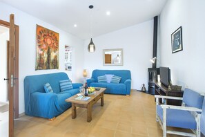 TV, lareira, DVD player, mesa de pingue-pongue