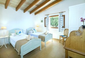 2 bedrooms, in-room safe, iron/ironing board, travel crib - VILLA LLENAIRE PETIT- 3 MIN DRIVE TO THE BEACH (Puerto Pollensa)