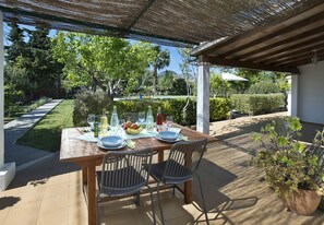 Outdoor dining - VILLA LLENAIRE PETIT- 3 MIN DRIVE TO THE BEACH (Puerto Pollensa)