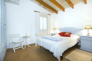 2 quartos, cofres nos quartos, ferros/tábuas de passar roupa