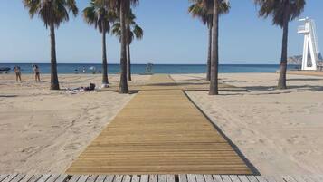 Vlak bij het strand, ligstoelen aan het strand