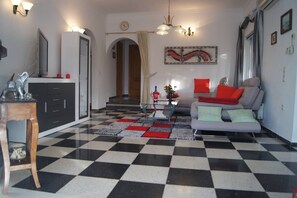 TV connectée, cheminée, livres