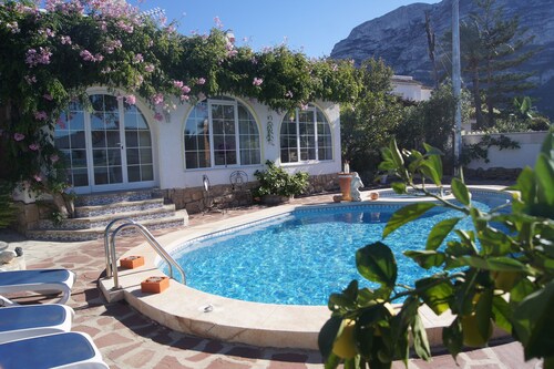 Exclusive dream villa in a central location with a large private pool & free WiFi
