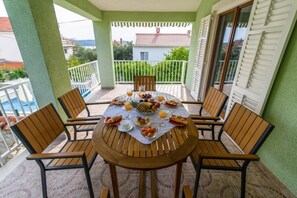 Outdoor dining - Apartment in Okrug Gornji with Seaview, Terrace, Air condition, WIFI (3436-2) (Okrug Gornji)