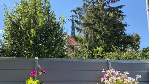 A building with a grey exterior wall and a metal fence. - Your second home in the heart of the city of Usedom (Usedom)