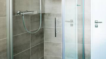 Dusche, Haartrockner, Handtücher, Seife