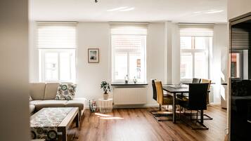 Fernseher, Bücher, Stereoanlage