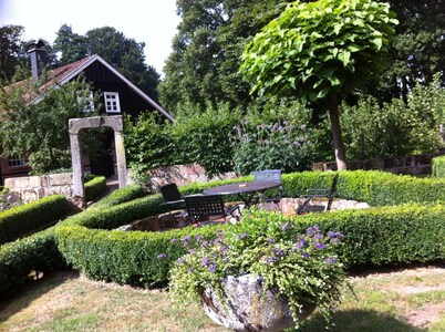 Casa de campo con entramado de madera amplia con jardín en un entorno forestal tranquilo, Perros