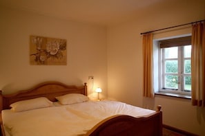 3 bedrooms, free WiFi, bed sheets, wheelchair access