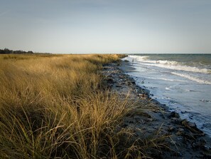 Vlak bij het strand, ligstoelen aan het strand