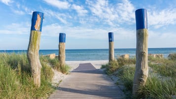 Nära stranden och solstolar