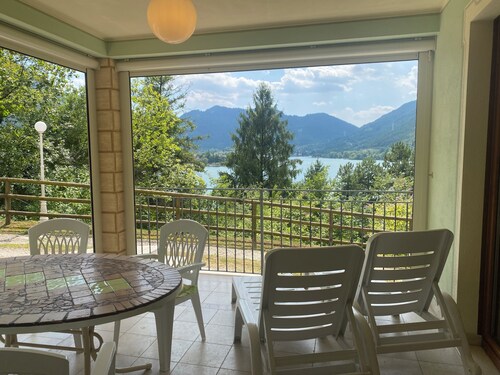 large apartment with great views in a quiet location, 200m to the lake, up to 5 people.