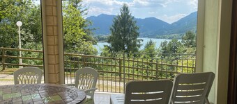 stor leilighet med flott utsikt i et rolig sted, 200 meter til sjøen, opptil 5 personer.