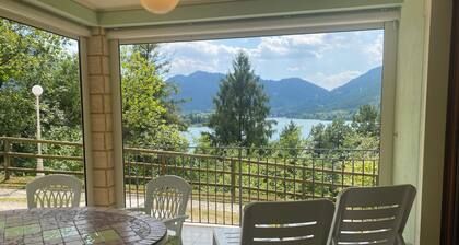 large apartment with great views in a quiet location, 200m to the lake, up to 5 people.