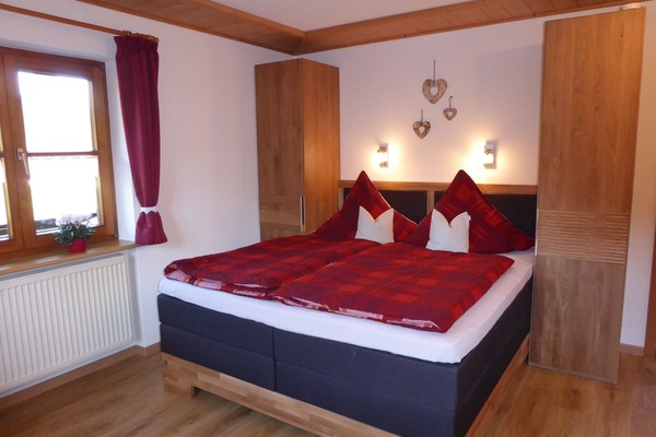 Schlafbereich, neue moderne Boxspringbetten in Eiche-Vollholz