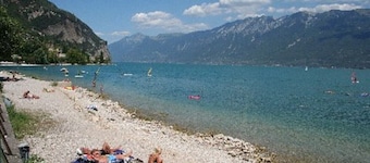 Bellissimo rustico con terrazza e giardino per 4-6 persone con vista lago