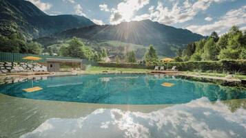 Een binnenzwembad, een buitenzwembad