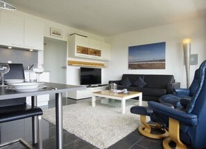 Een televisie, een dvd-speler, boeken en een stereo